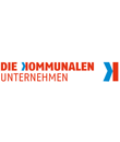 Logo mit dem deutschen Text DIE KOMMUNALEN UNTERNEHMEN in roten und orangefarbenen Buchstaben und einem blauen und roten pfeilähnlichen Symbol auf der rechten Seite. Der Hintergrund ist weiß.