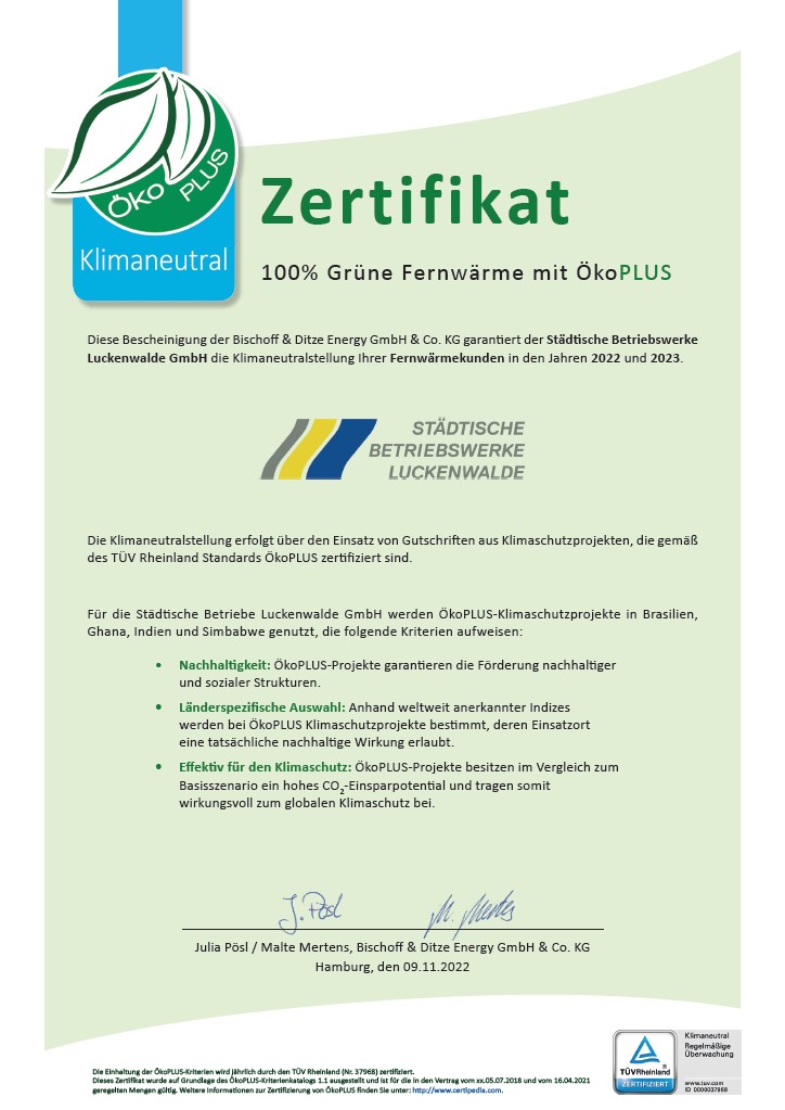 Zertifikat von ÖkoPLUS in deutscher Sprache, mit blau-gelbem Stadtwerkelogo, das den Städtischen Betriebswerken Luckenwalde 100% grüne Fernwärme für die Jahre 2022 bis 2023 bestätigt, unten signiert und datiert.